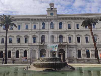 Al centro di essa si trova una sorta di �montagnetta� in pietra da cui fuoriesce il getto pi� alto. Altri due zampilli provengono da due sorgenti a forma di fiore